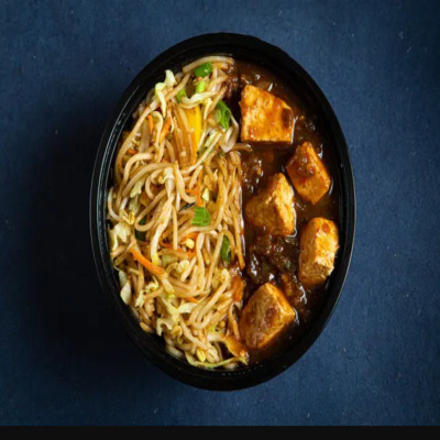 Veggie Hakka Noodles With Chilli Paneer