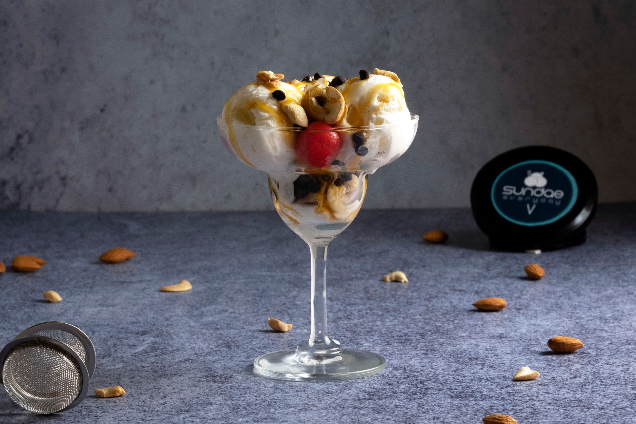 Crunchy cashew sundae