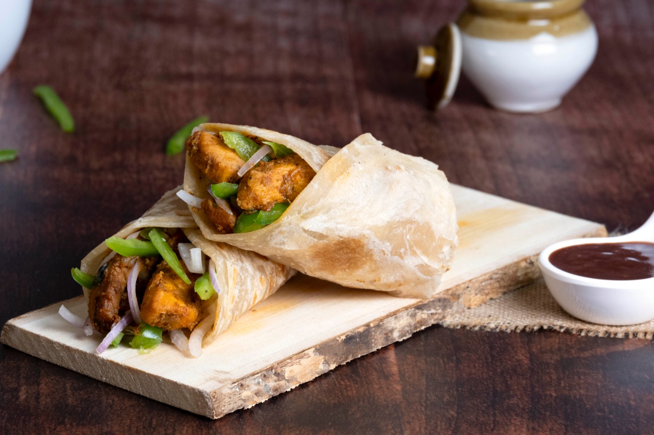 Bhuna chicken roll