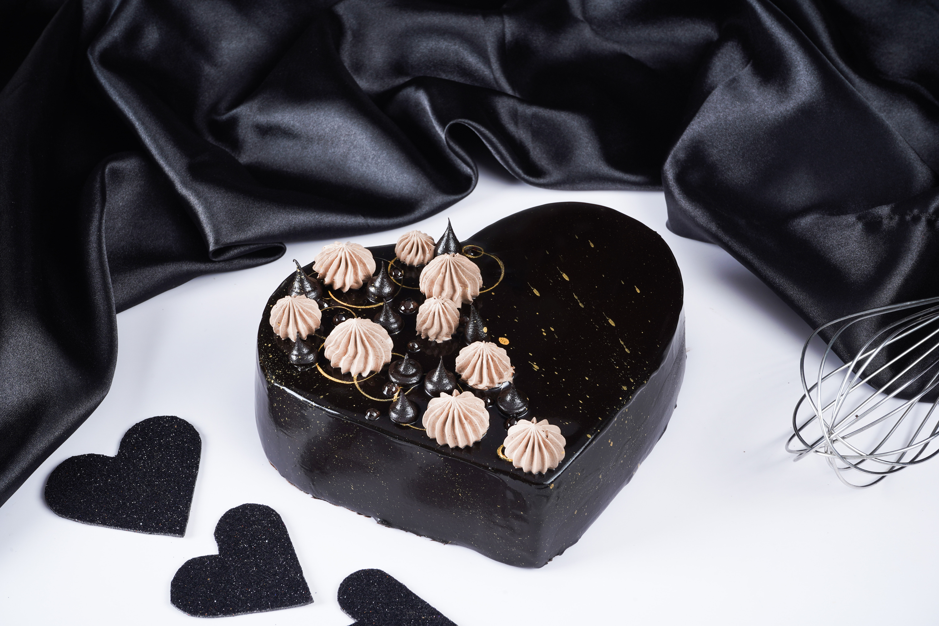 Chocolate truffle heart cake [egg]