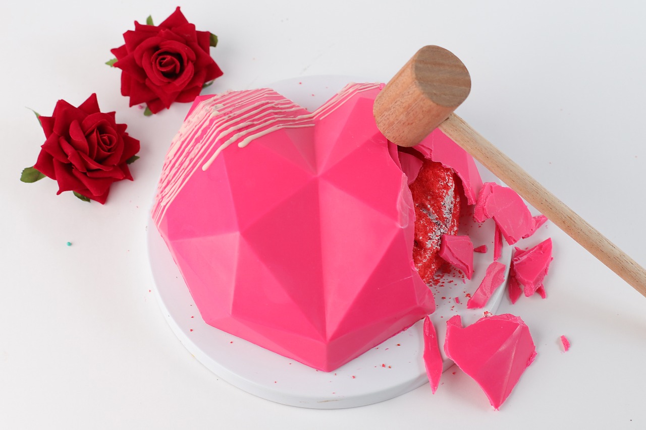 Pink pinata cake [eggless]