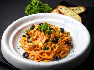 Chipotle Olive Spaghetti with Garlic Bread (2pc)